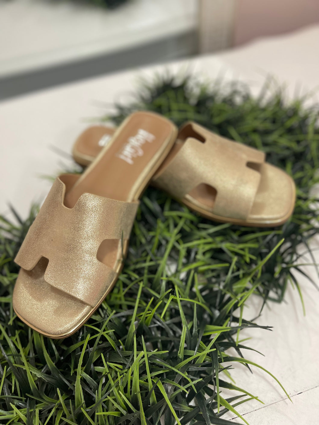 PICTURE PERFECT SANDALS